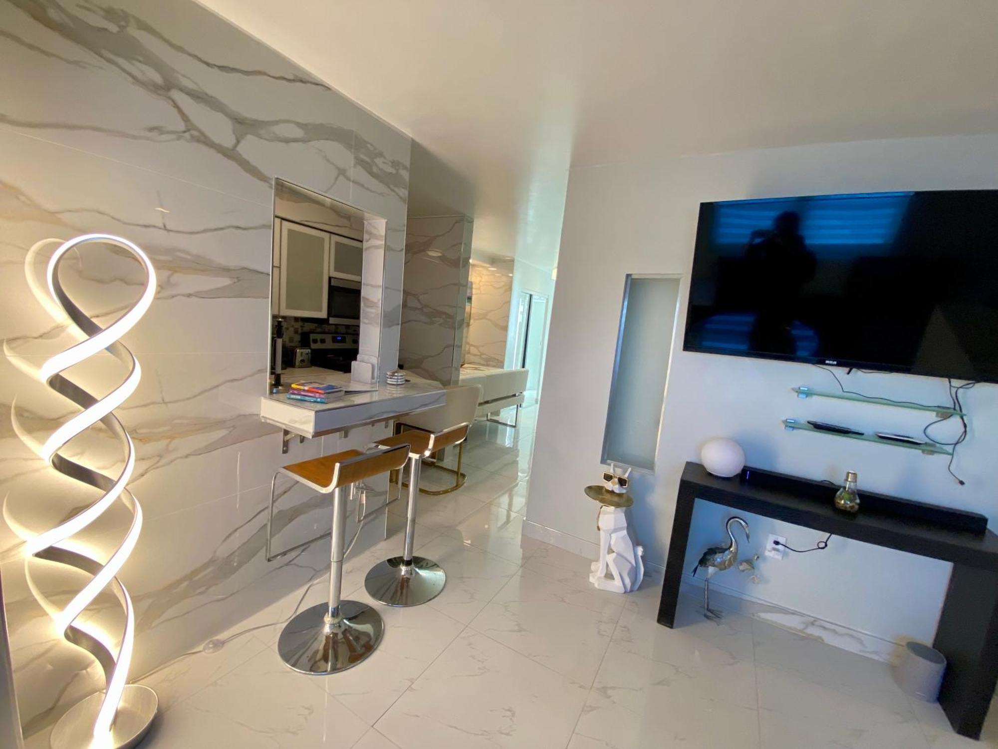 Luxurious Remodeled Direct Waterfront Apartment With Miami Skyline View And Outdoor Terrace Free Parking 5Min Drive To Miami Beach Exterior photo