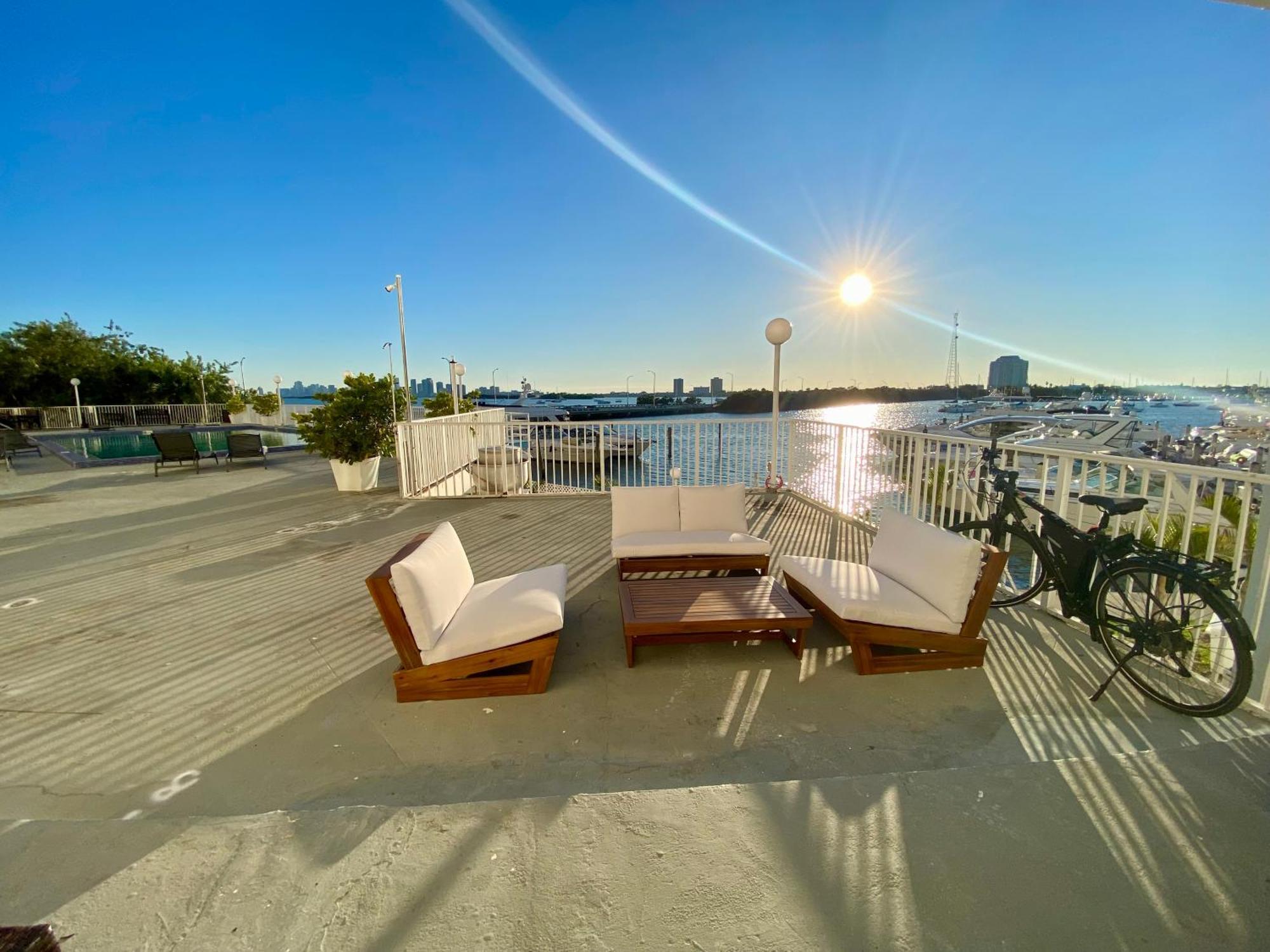 Luxurious Remodeled Direct Waterfront Apartment With Miami Skyline View And Outdoor Terrace Free Parking 5Min Drive To Miami Beach Exterior photo