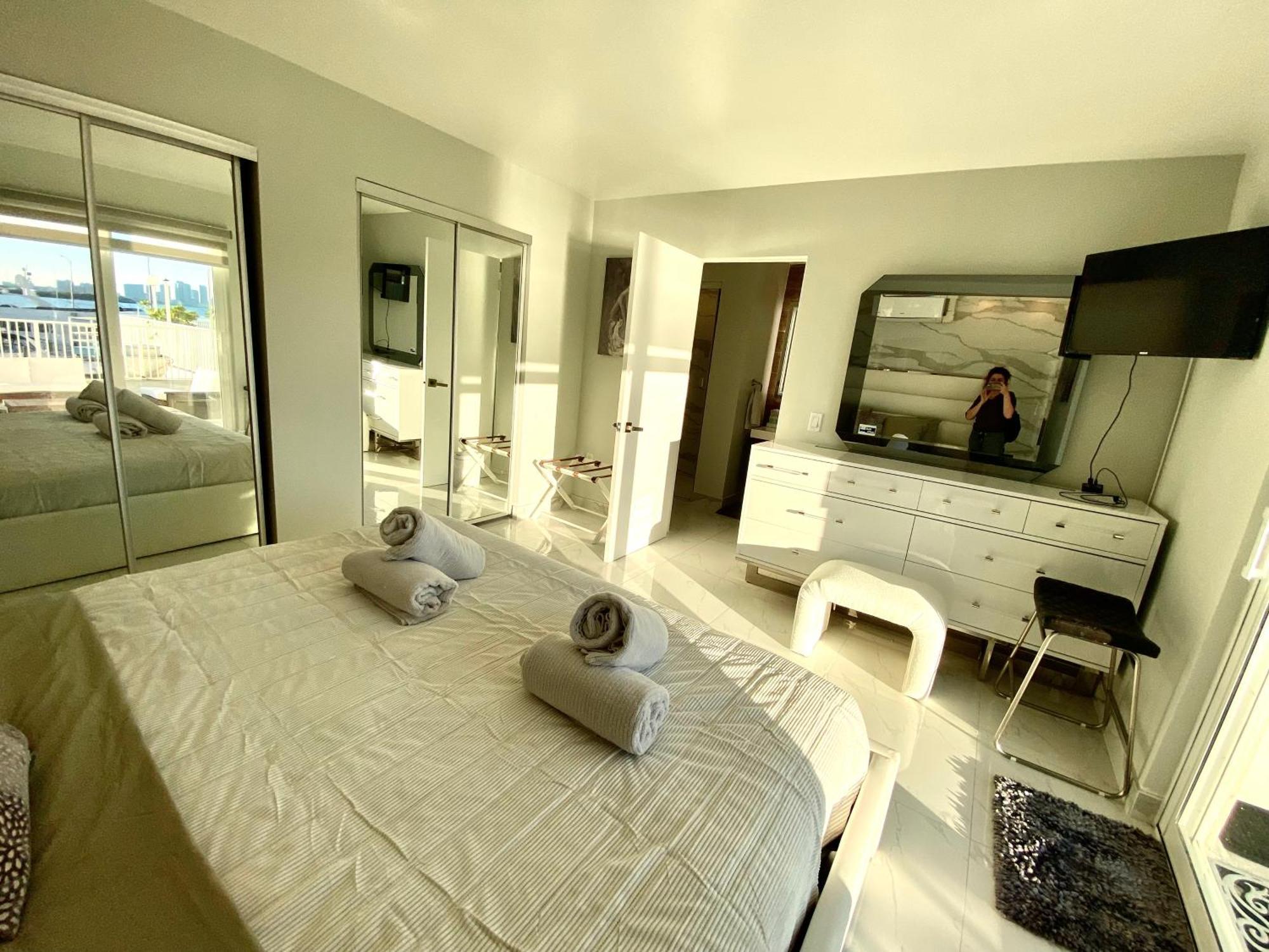 Luxurious Remodeled Direct Waterfront Apartment With Miami Skyline View And Outdoor Terrace Free Parking 5Min Drive To Miami Beach Exterior photo