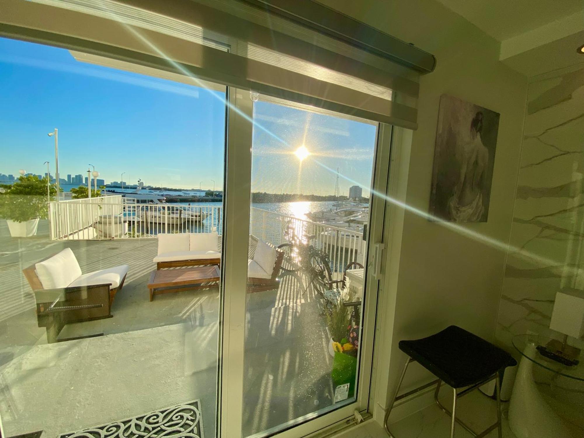 Luxurious Remodeled Direct Waterfront Apartment With Miami Skyline View And Outdoor Terrace Free Parking 5Min Drive To Miami Beach Exterior photo