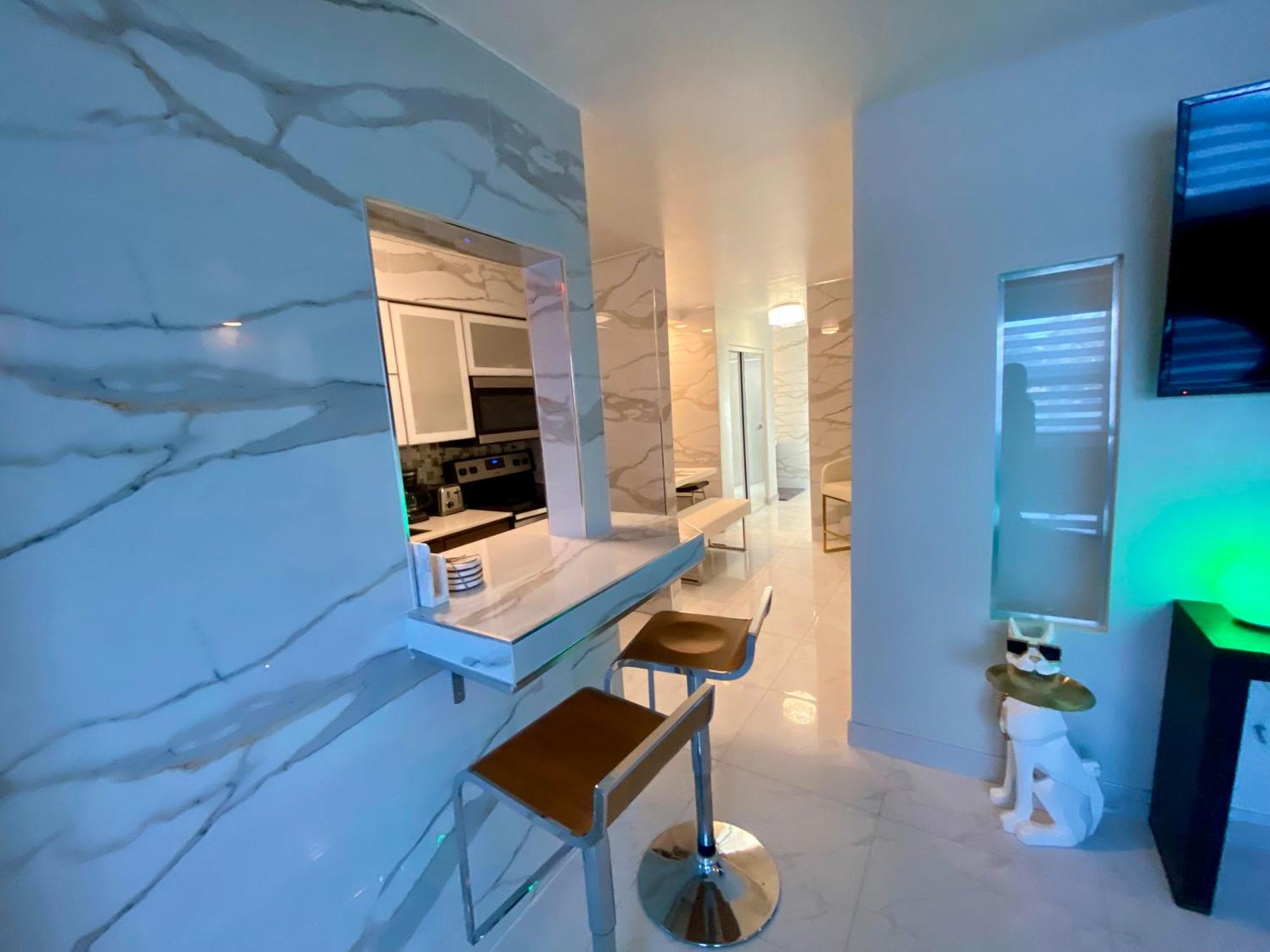 Luxurious Remodeled Direct Waterfront Apartment With Miami Skyline View And Outdoor Terrace Free Parking 5Min Drive To Miami Beach Exterior photo