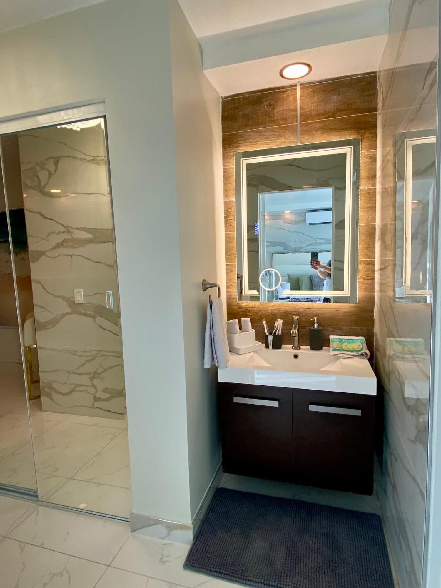 Luxurious Remodeled Direct Waterfront Apartment With Miami Skyline View And Outdoor Terrace Free Parking 5Min Drive To Miami Beach Exterior photo